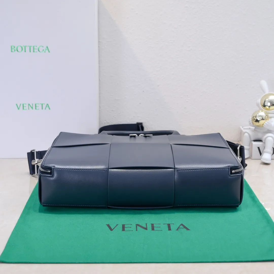 Batch 1880 Bottega Veneta large-lattice men's briefcase. The briefcase is a "value-for-money equipment" that all boys must have as soon as they step out of school. Whether you need to go to the office or go out to discuss business, nothing can better reflect your good taste and financial strength than a simple and elegant briefcase. It can be carried on one shoulder or cross-body to meet your different needs. The capacity is also super 🉑️ Style number: 6801 Size: 36*24*7.5cm